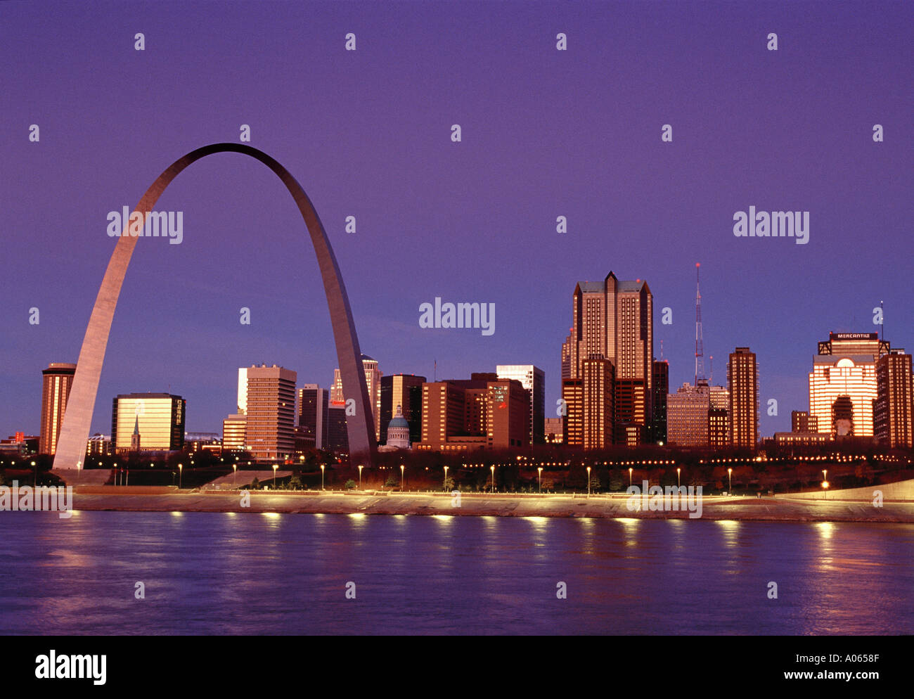 St. Louis Gateway Arch in St. Louis in Missouri Dawn Stockfoto
