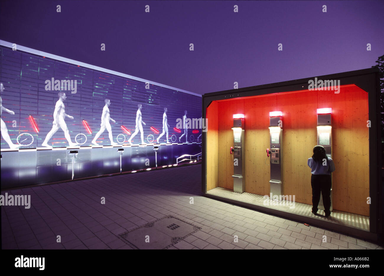 Nacht in Hannover Expo 2000 Weltausstellung, Frau telefonieren vor französischen Stand Stockfoto