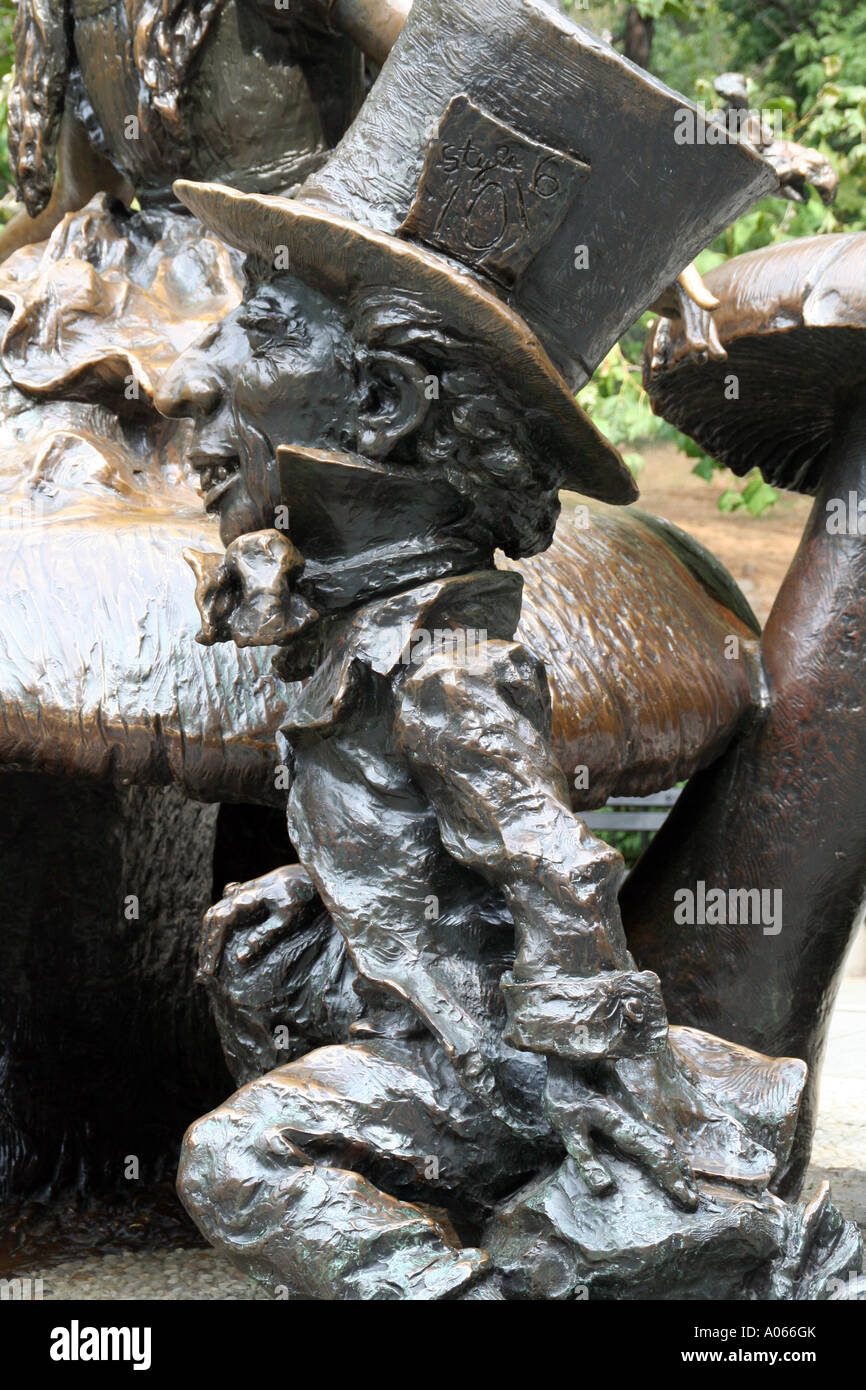 Alice im Wunderland Bronze-Skulptur von José de Creeft im Central Park in New York. Detail von dem verrückten Hutmacher. Stockfoto