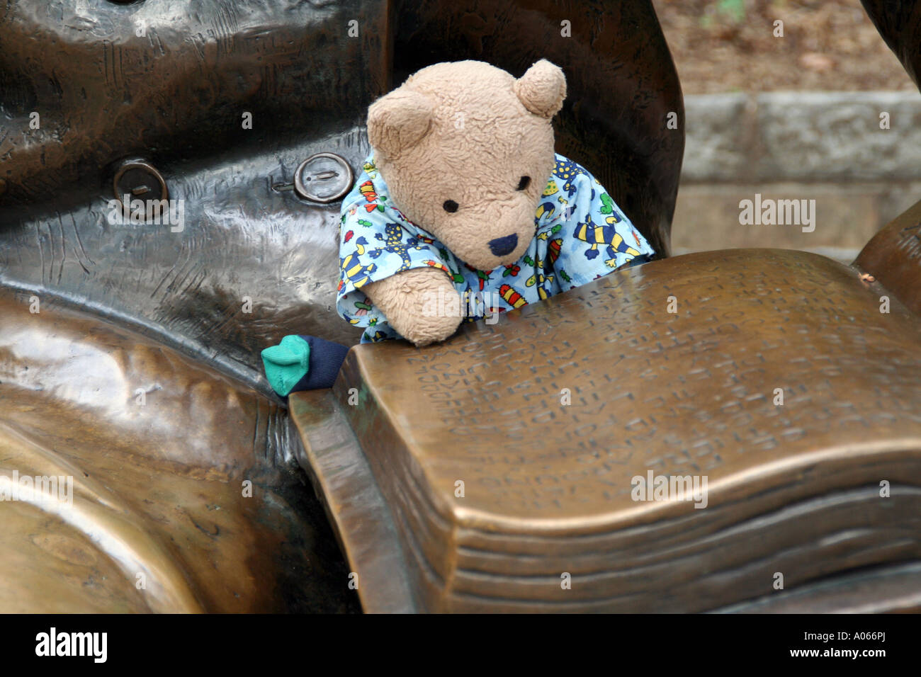 Bronzestatue des Hans Christian Anderson mit einem Bären namens Bert, im Central Park, New York Stockfoto