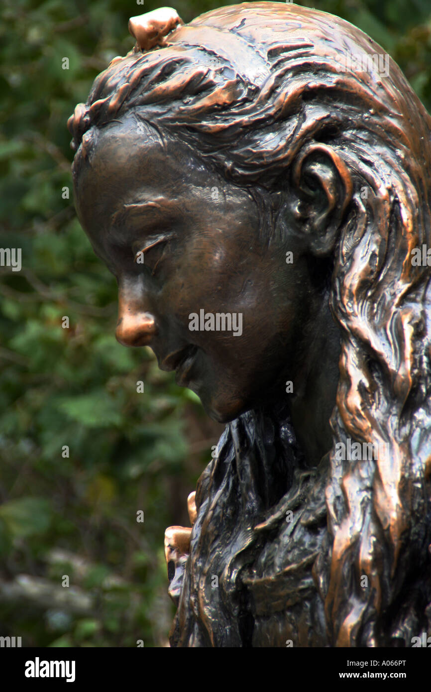 Alice im Wunderland Bronze-Skulptur von José de Creeft im Central Park in New York Stockfoto