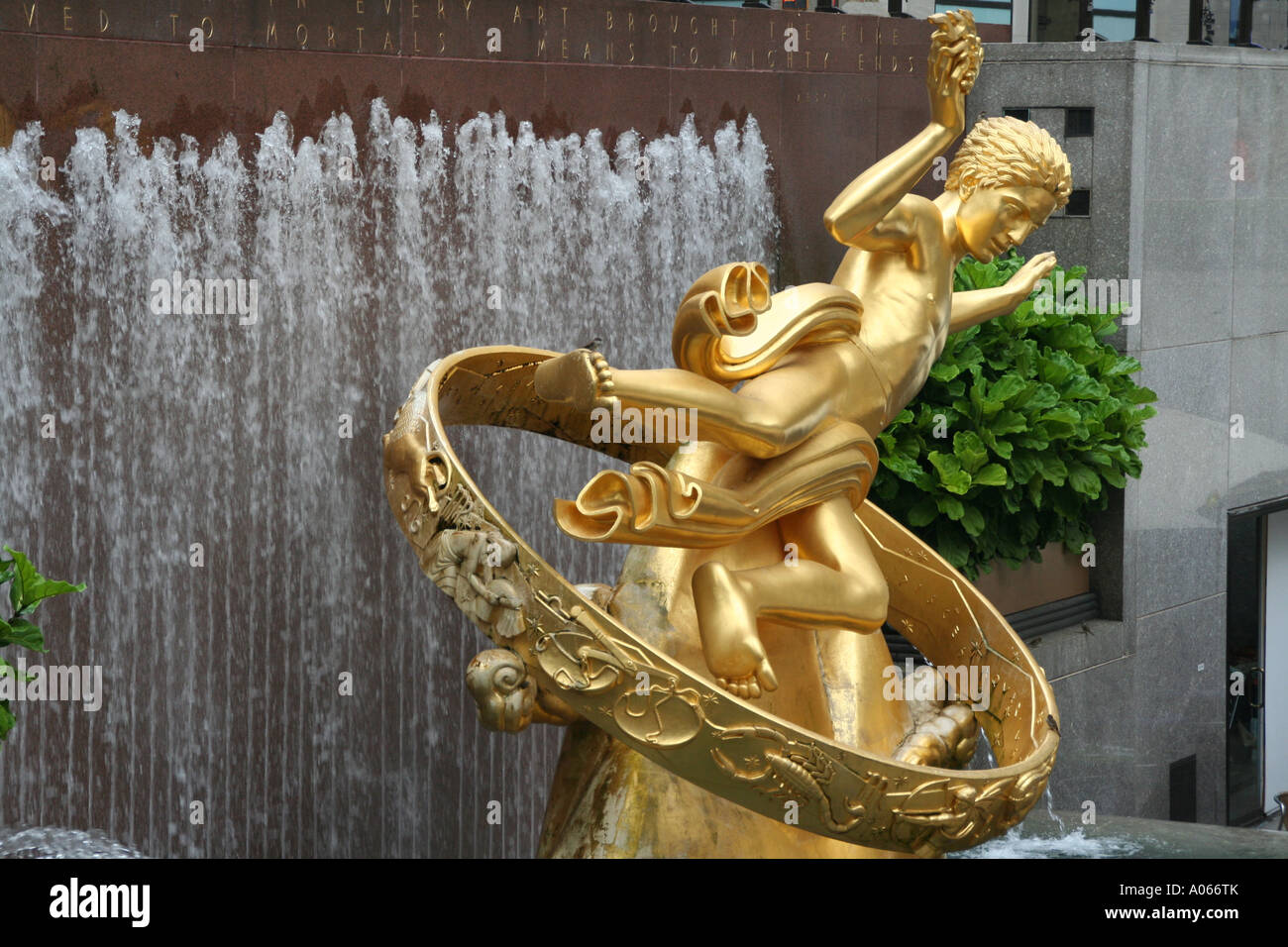 Paul Manship "Prometheus" an der Lower Plaza, Rockefeller Center, New York Stockfoto