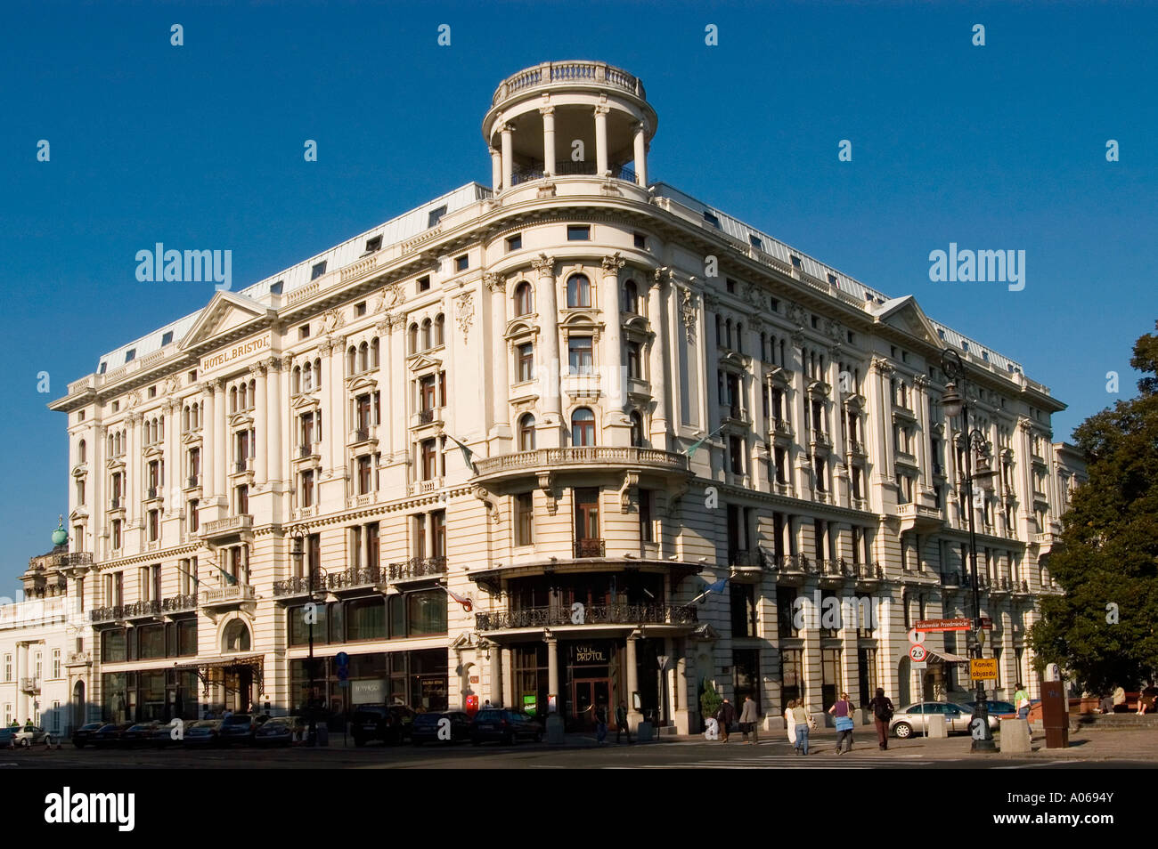Representational Bristol Hotel mit blauem Himmelshintergrund Warschau Polen Stockfoto
