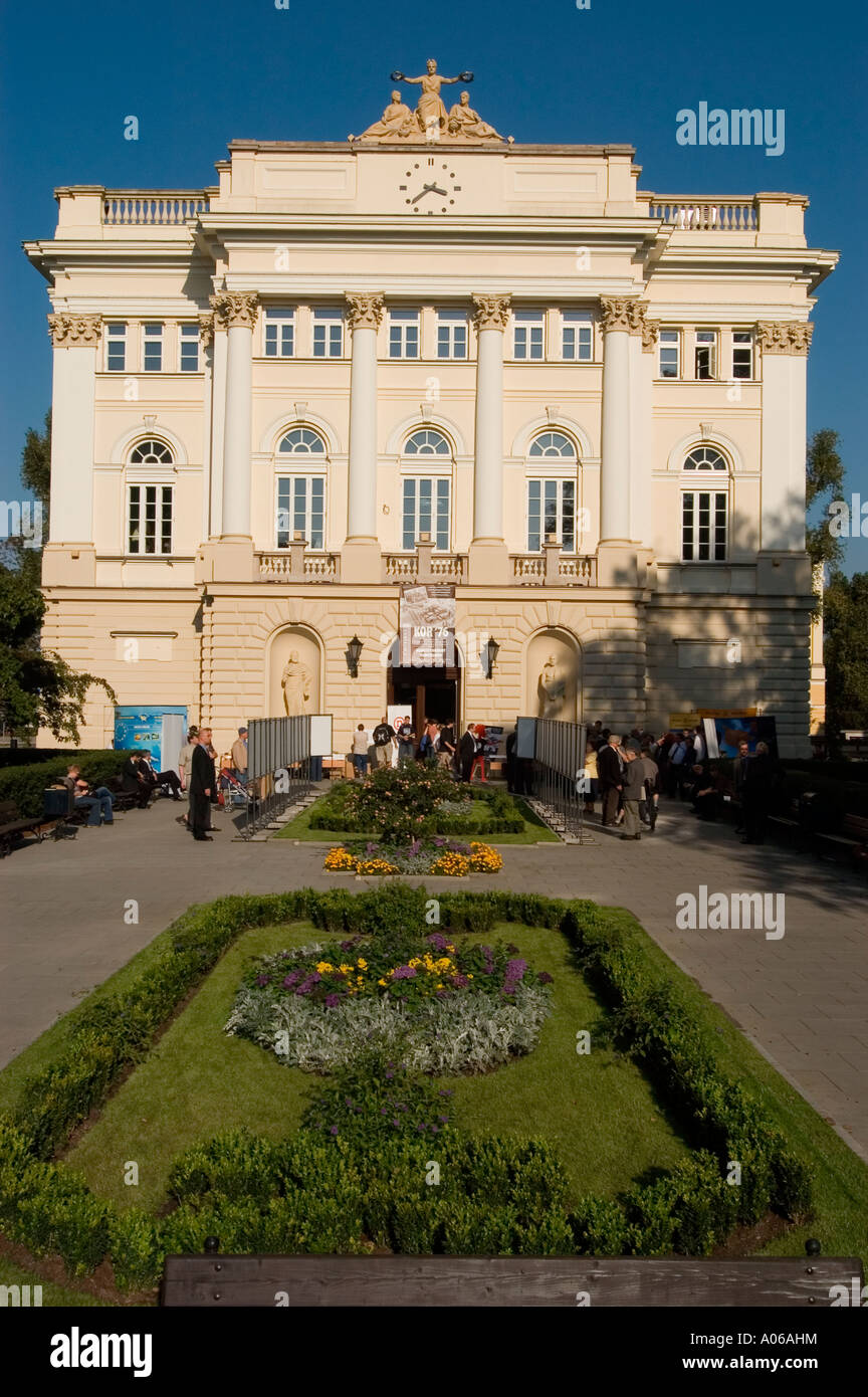 Weiße Gebäude der alten Bibliothek mit Statuen Sapientia, Calliope und Callisto, Universität Warschau mit blauen Himmelshintergrund, Polen Stockfoto