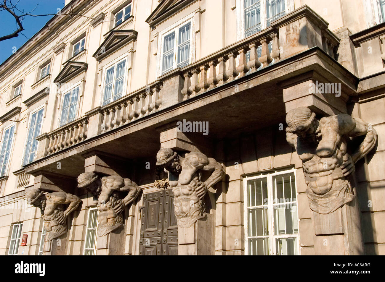 Tyszkiewicz Palast, neoklassizistischen Gebäude mit Skulpturen von Atlantes, 32 Krakowskie Hauptartikel in Warschau, Polen Stockfoto