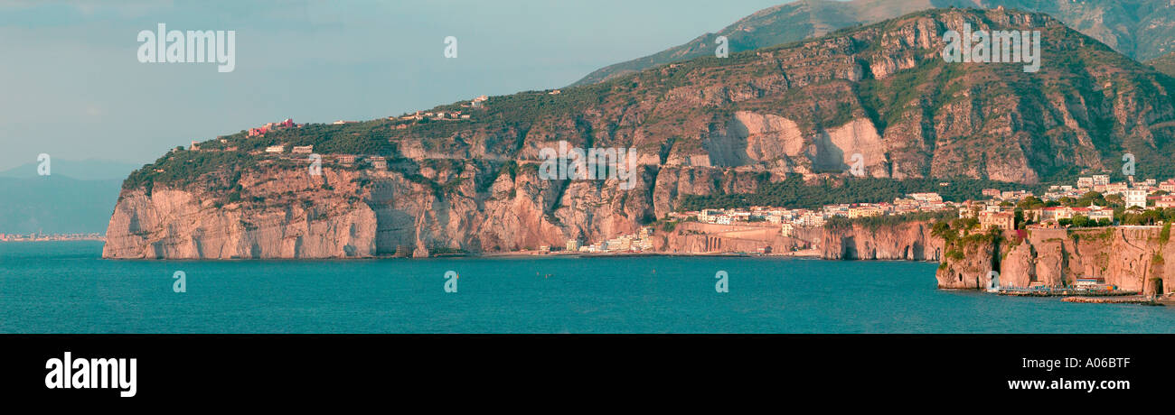 Dörfer entlang der Prachtnelke auf dem Weg nach Neapel Süden Sorrento Amalfi Küste Italien Mittelmeer Stockfoto