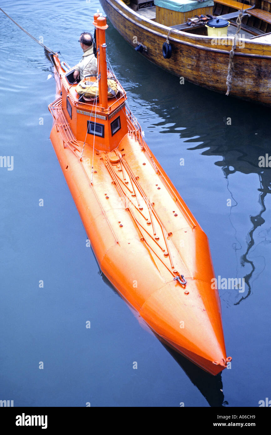 Orange KleinstuBoot im Hafen von Lyme Regis Dorset England JMH0896