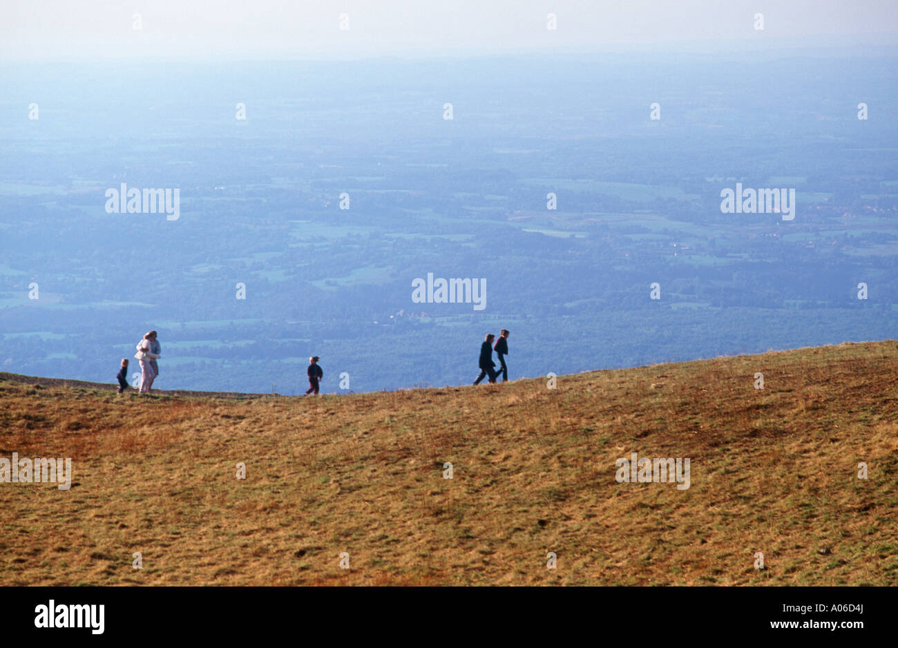 Familien zu Fuß entlang gebogene Rand der erloschenen Vulkan Puy de Dome (in der Nähe von Clermont-Ferrand), Frankreich Stockfoto