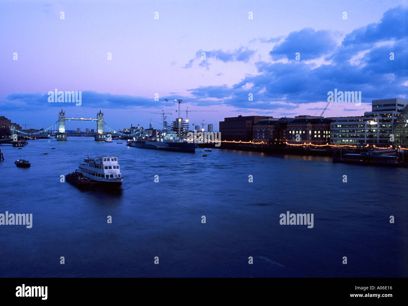 Vista von London von 2001 - Blick auf die Themse und die Tower Bridge im Abstand London England Stockfoto