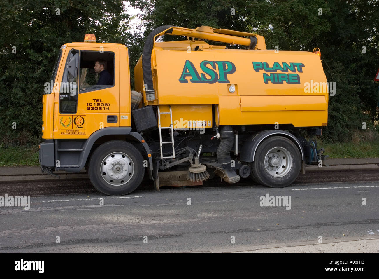 Eine Straße gefegt sauber vor Oberflächenersatz in Suffolk, UK Stockfoto