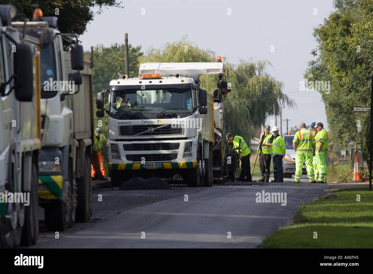 Asphalt Asphalt verlegt werden, um eine Straße in Suffolk, UK wieder auftauchen Stockfoto