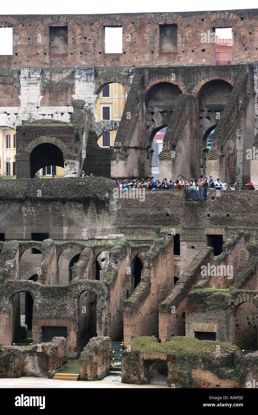 Touristen entdecken Sie die oberen Ebenen von den antiken Ruinen von Colosseum moderne Rom Stadtgebäude im Hintergrund, Italien Europa Stockfoto