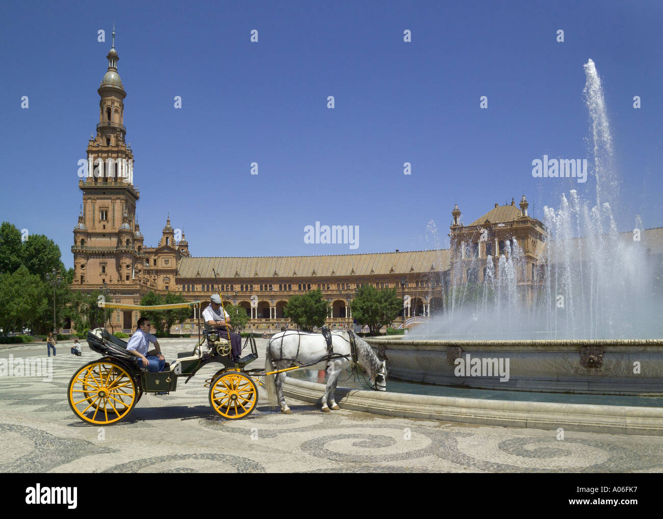 Spanien, Sevilla, Plaza de Espana, Pferd und Wagen, mit Touristen Kreisen des Brunnens Stockfoto