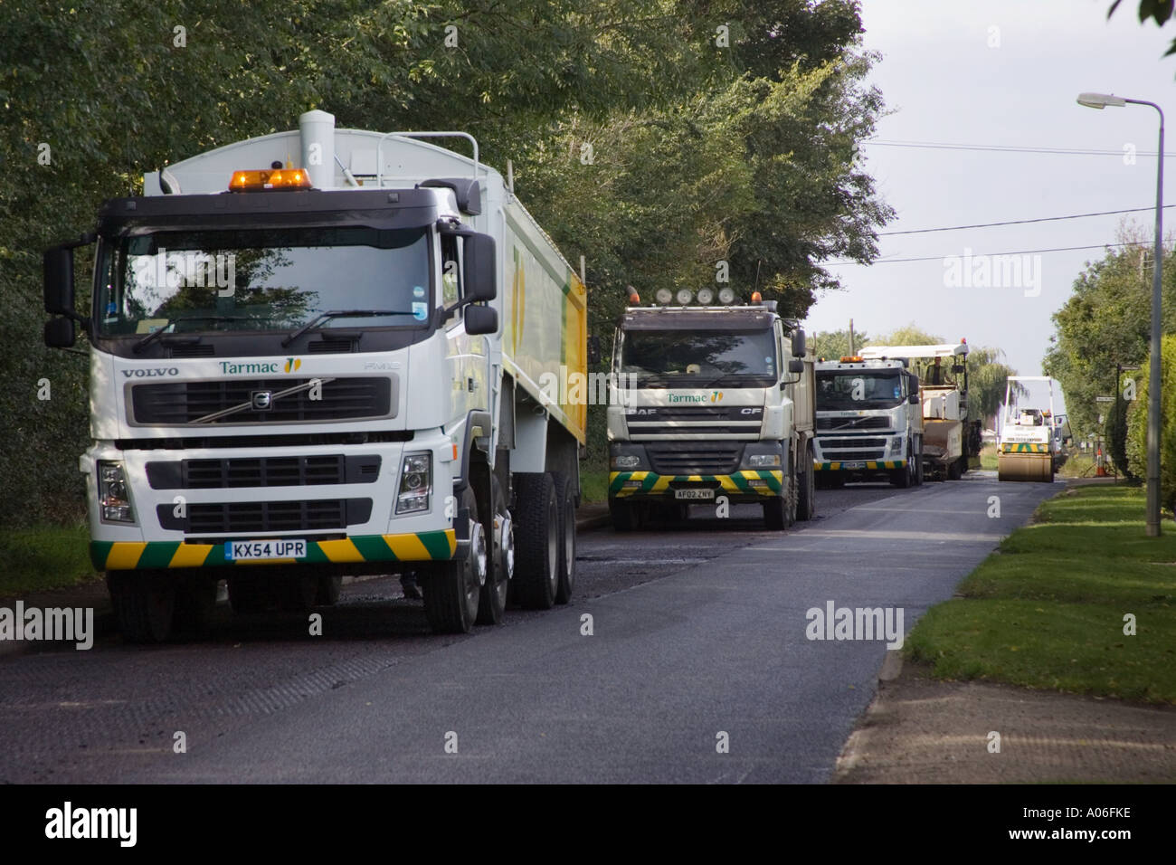 Asphalt Asphalt verlegt werden, um eine Straße in Suffolk, UK wieder auftauchen Stockfoto