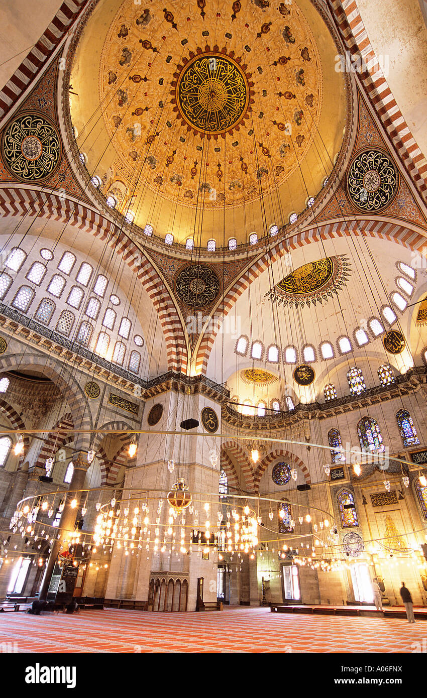 Die Kuppel der Süleymaniye Camii innerhalb der Moschee-Komplex von