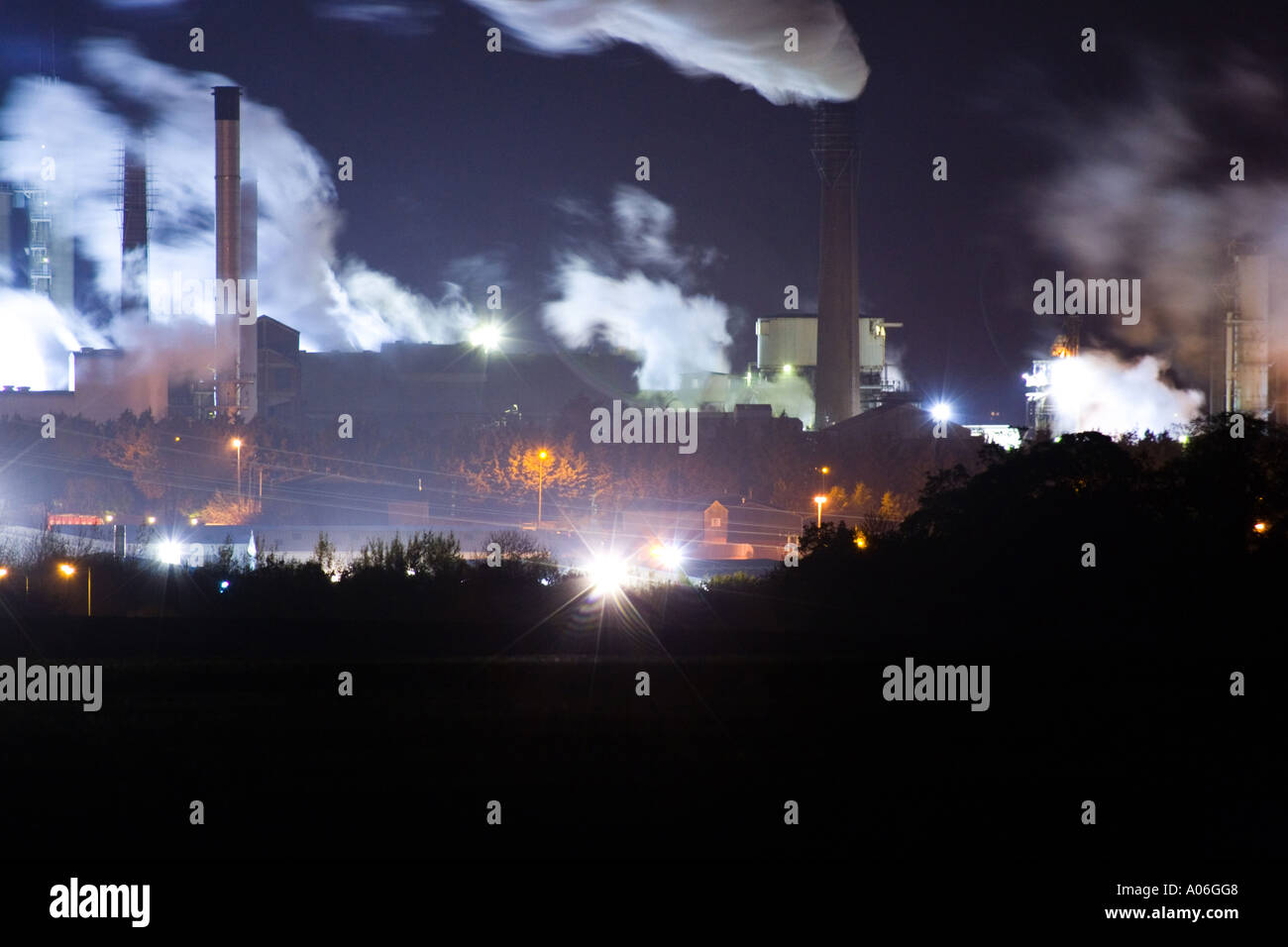 Die Verarbeitung von Zuckerrüben Fabrik in der Nacht mit Spuren von Dampf mit Rauch aussehen in Bury St Edmunds Suffolk UK Stockfoto