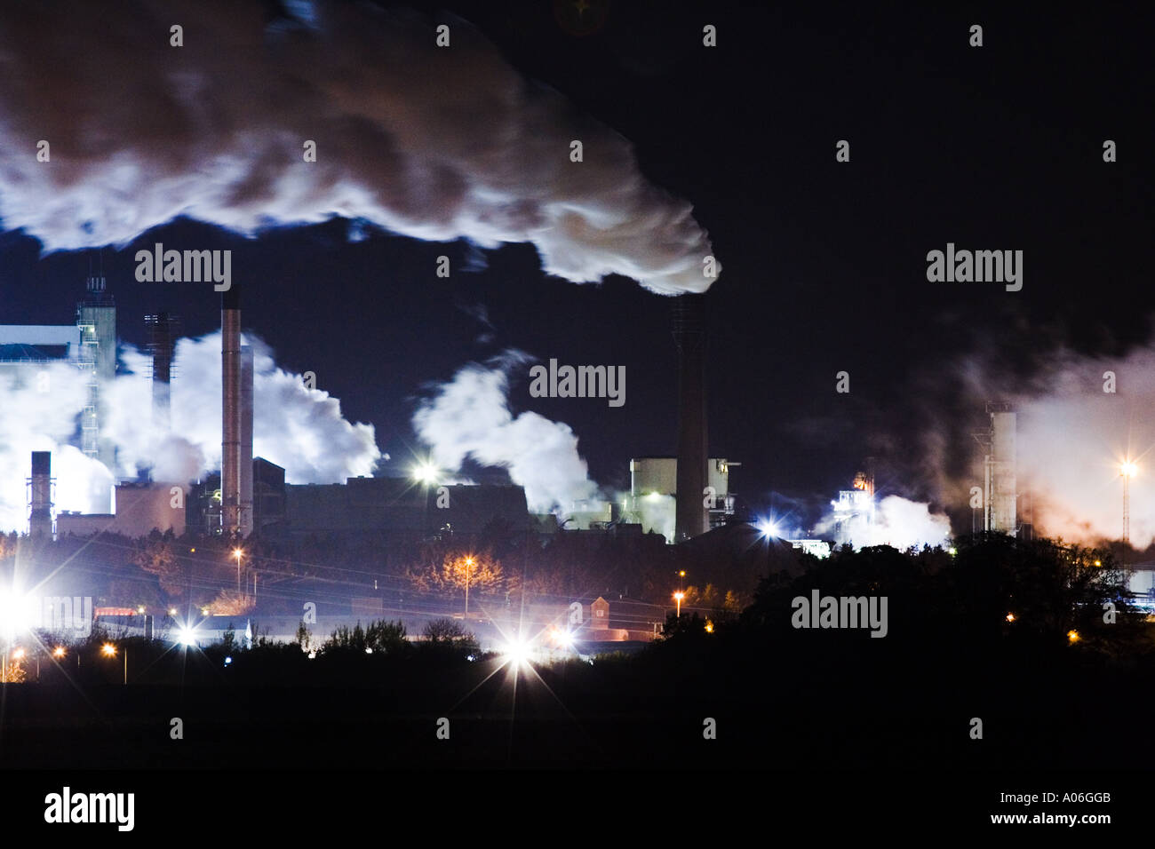 Die Verarbeitung von Zuckerrüben Fabrik in der Nacht mit Spuren von Dampf mit Rauch aussehen in Bury St Edmunds Suffolk UK Stockfoto