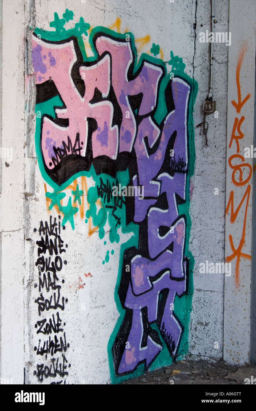 Urban Graffiti sprühen Malerei auf einer alten verfallenen verlassenen Lagerhaus-Mauer in Dundee, Großbritannien Stockfoto