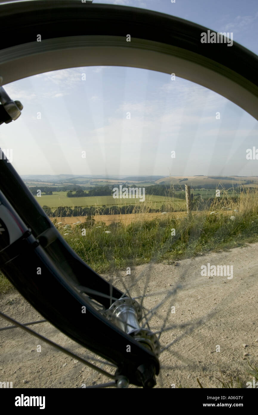 Radfahrer, die nach Oxdrove mit Blick auf Downs Stockfoto