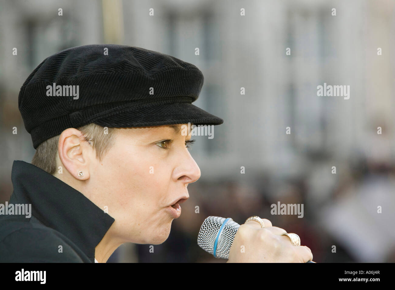 eine grüne Partei MEP Mitglied Adressen im I Count Klima ändern-Rallye in Russell Square, London, UK Stockfoto