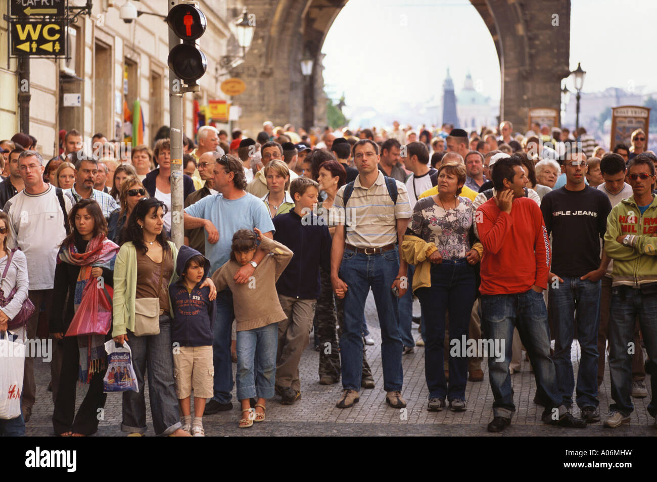 Massen von Touristen im August versammeln sich in der Nähe von Charles Bridge Prag Stockfoto