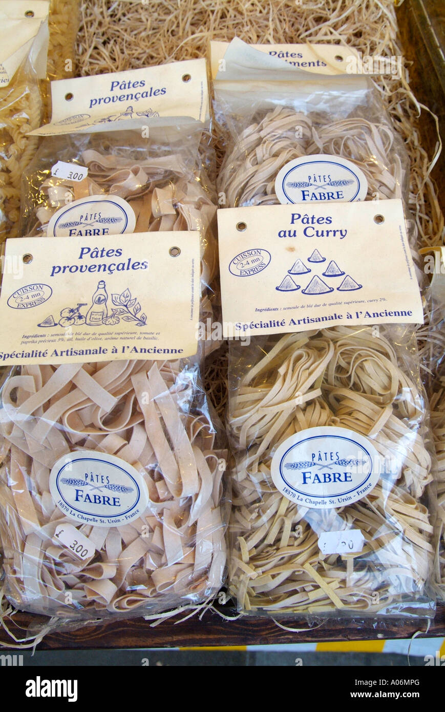Nudeln Pasta Paket Tasche stall Tagliatelle Tagliteli getrocknete  ausgetrockneten Weizen Mehl Sahne hergestellt Kochen Koch rehydrieren  Stockfotografie - Alamy