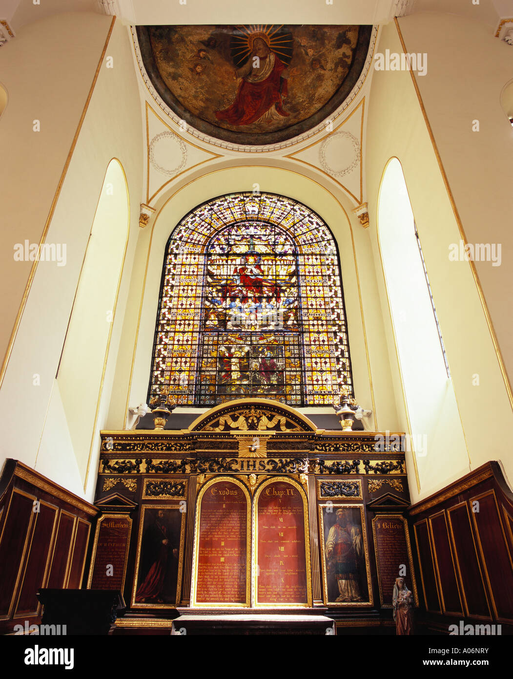 Inneren Altar Kirche St. Edmund König und Märtyrer Lombard Street London Stockfoto