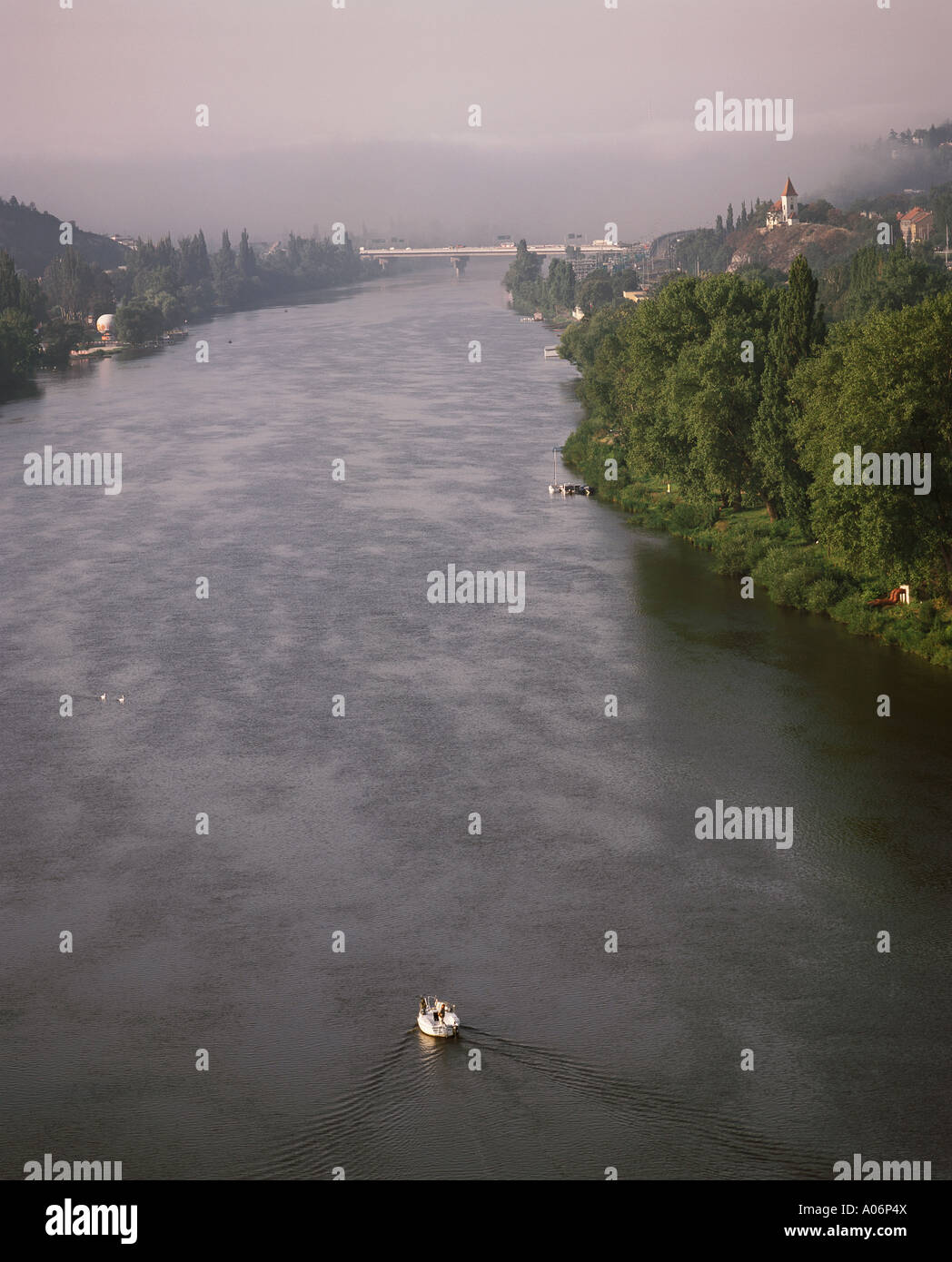 Kleine Yacht-Motoren auf dem Fluss Moldau Prag im Sommer Stockfoto