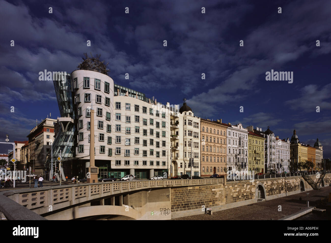 Gebäude entlang der Ufer des Flusses Vltava Prag Stockfoto