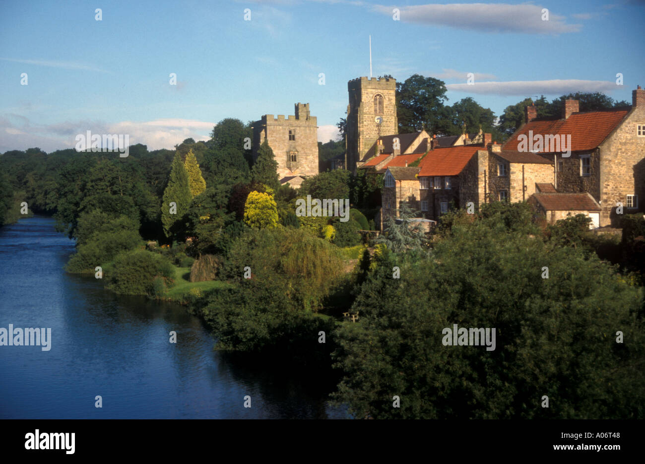 Blick auf West Biegert Dorf Blick über den Fluß Ure in North Yorkshire UK Stockfoto