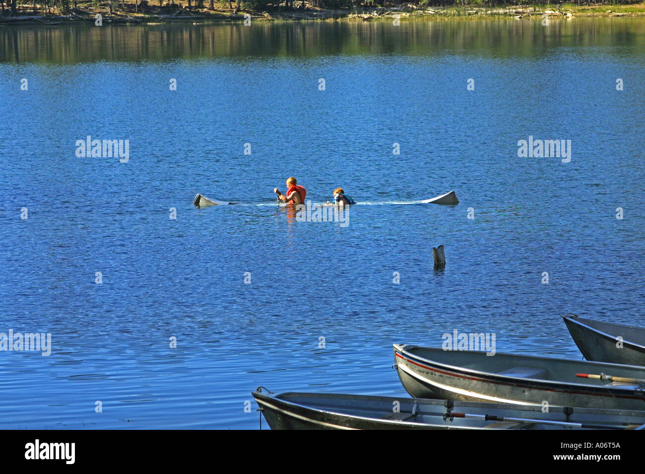 Diese Jungs arbeiten an eine Verdienst-Abzeichen für Pfadfinder und sie müssen Wasser angemeldet Kanu die Länge des Sees zu bewegen Stockfoto