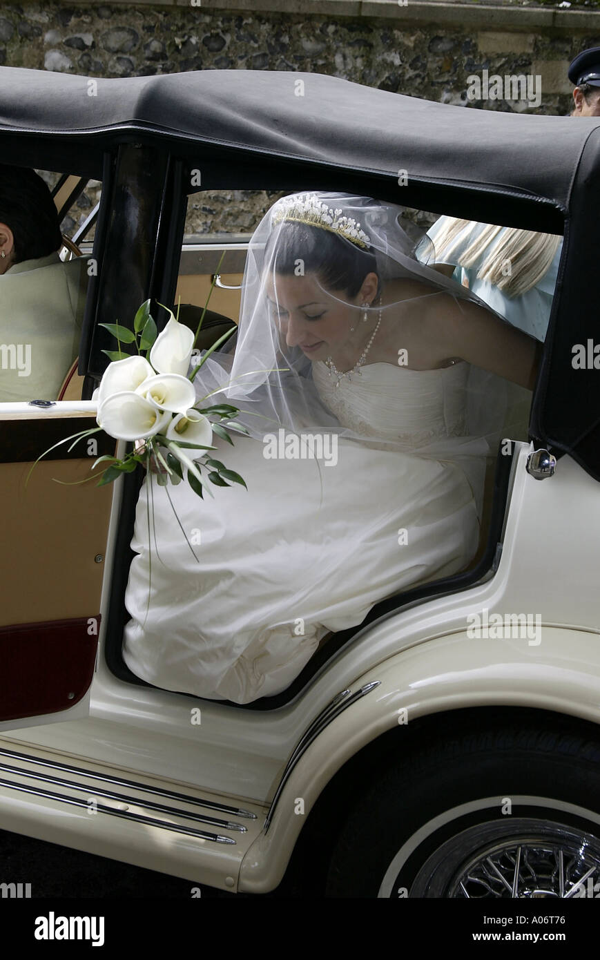 Wege aus der Hochzeitsauto vor Trauung Braut Stockfoto