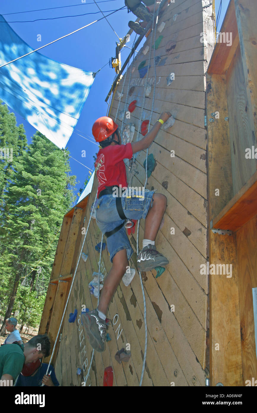 Die Kletterer arbeitet an einen Felsen klettern und abstoßende Verdienst-Abzeichen Stockfoto