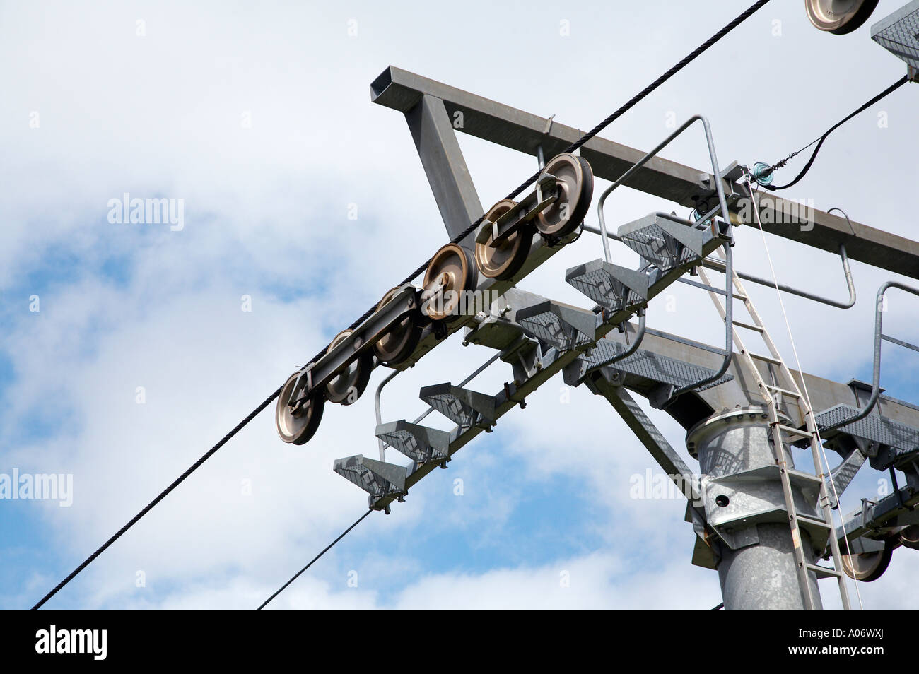Nahaufnahme von Skilift Kabel Riemenscheiben Stockfoto