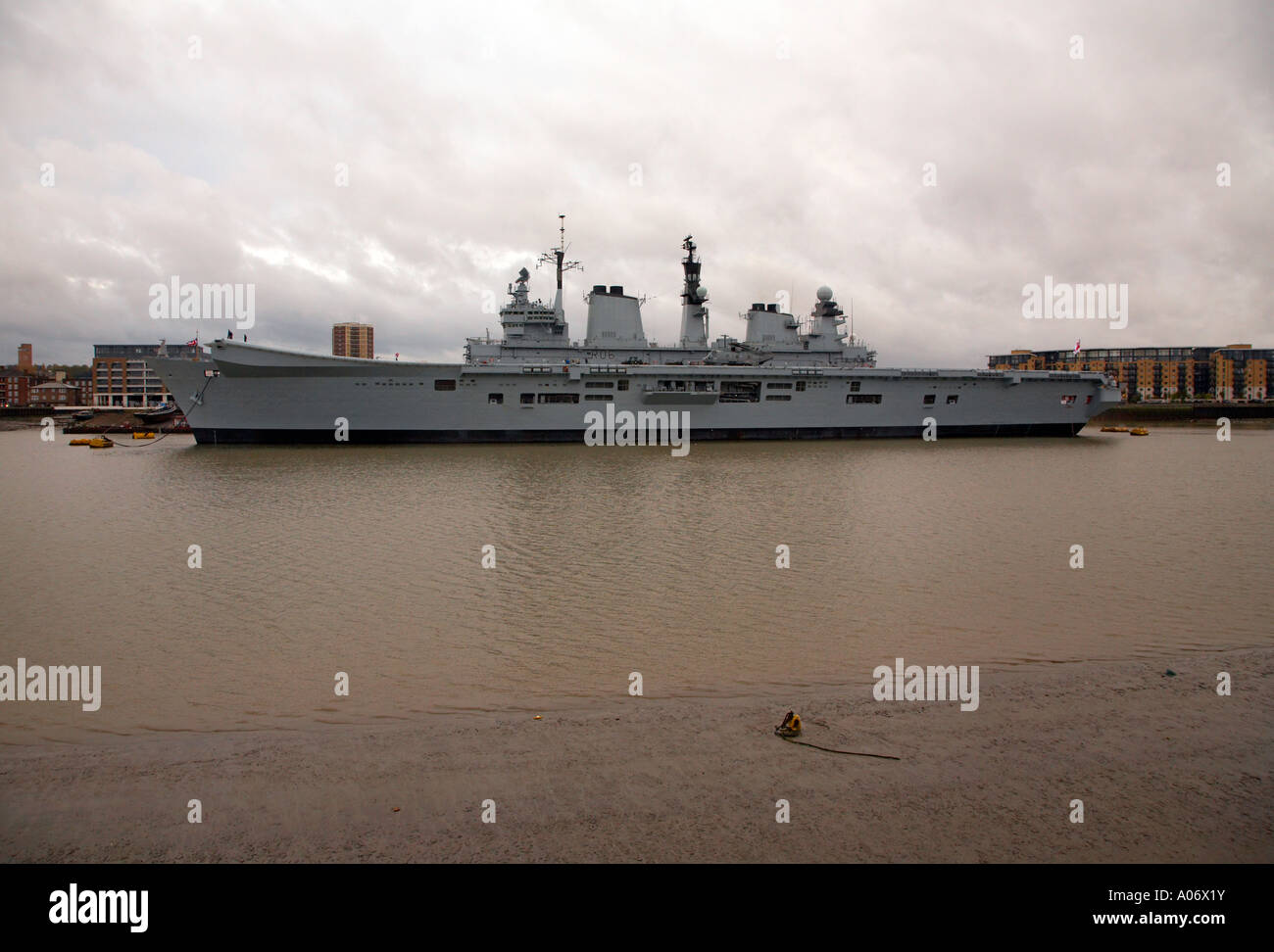 HMS Illustrious verankert in Greenwich während eines Besuchs im November 2006 Stockfoto