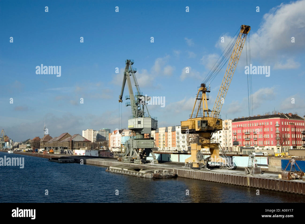 ALTEN OSTEN DEUTSCHE KRANE IM OSTHAFEN DOCKS AN DER SPREE IN OST BERLIN DEUTSCHLAND EUROPA EU Stockfoto