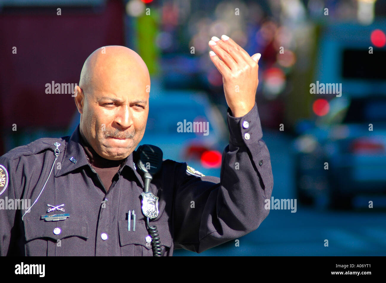 Polizeibeamter, der den Verkehr leitet, um in Atlanta GA zu gehen oder anzuhalten Schwarzer Mann mittleren Alters mit kahlem Kopf über Haarschnitt zu arbeiten Stockfoto