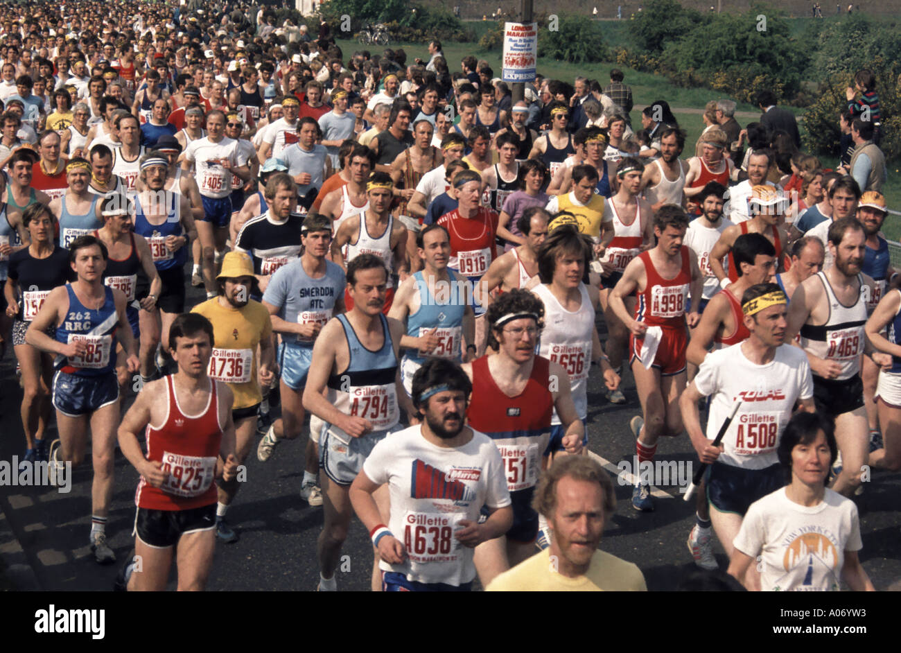 London Marathon zweite Gillette sponserte 1982 Straßenrennen historisches Archiv aus den 80er Jahren aus der Luft mit Blick auf die Läufer starten Blackheath Greenwich England UK Stockfoto