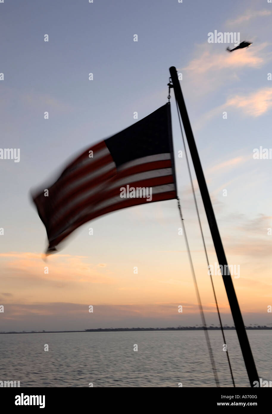 Eine amerikanische Flagge angebracht zu einem Boot und in der Meeresbrise weht Stockfoto