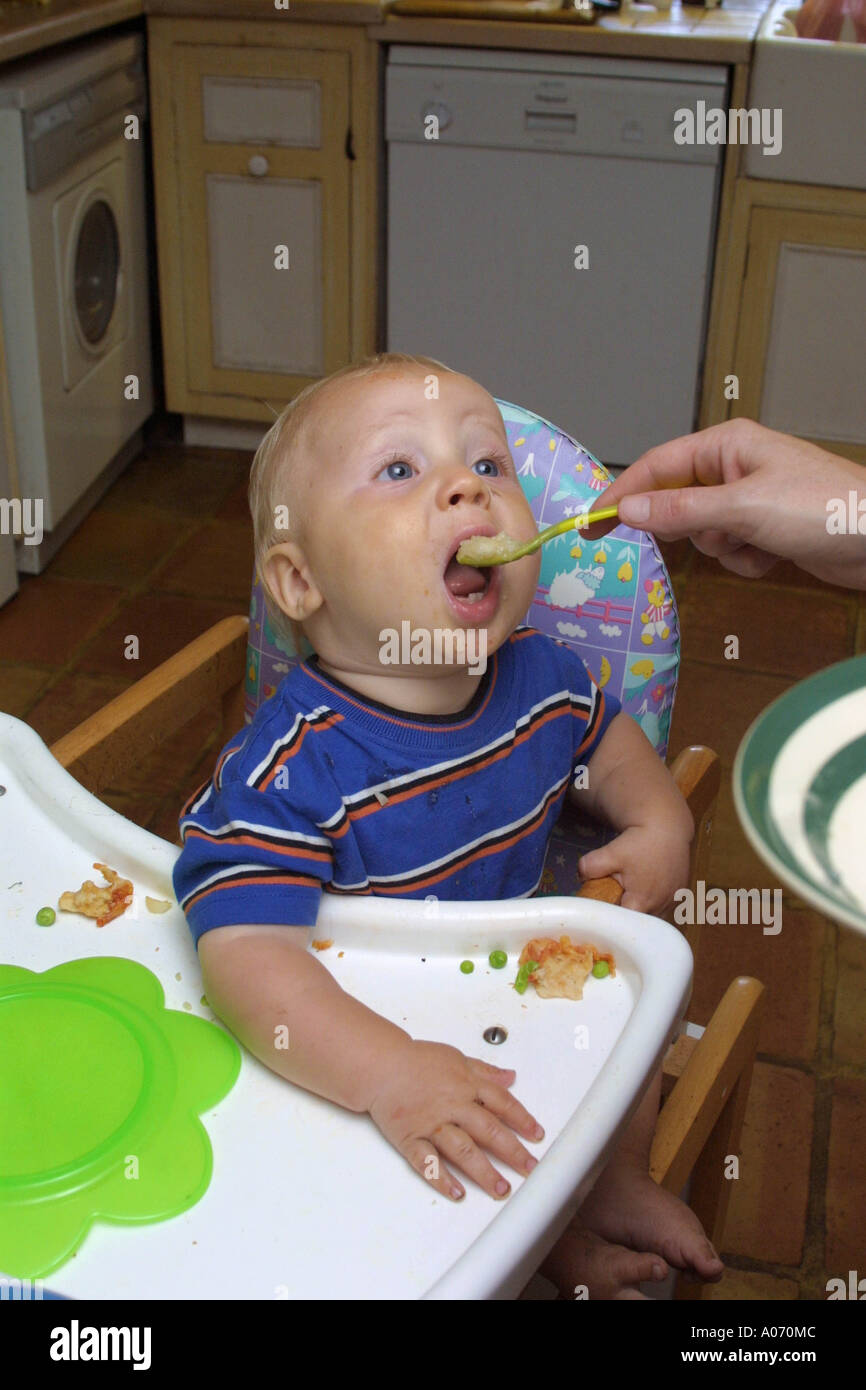 Löffel füttern ein Kleinkind Stockfoto