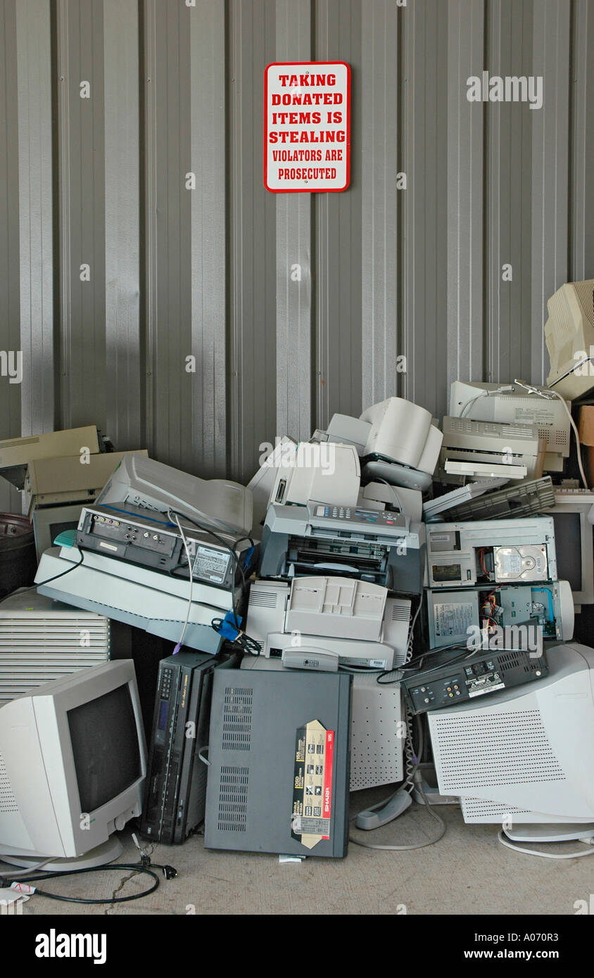 Alte Computer hinter Sparmarkt mit Zeichen, dass nicht stehlen Gegenstände und ein Verbrechen, nach China oder Indien für Strippen für Materialien geschickt werden Stockfoto Alte Computer hinter Sparmarkt mit Zeichen, dass nicht stehlen Gegenstände und ein Verbrechen, nach China oder Indien für Strippen für Materialien geschickt werden Stockfoto