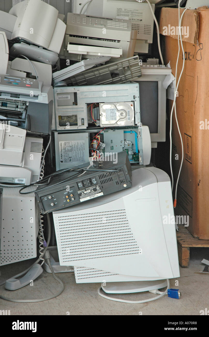 Alte Computer hinter Sparmarkt mit Zeichen, dass nicht stehlen Gegenstände und ein Verbrechen, nach China oder Indien für Strippen für Materialien geschickt werden Stockfoto Alte Computer hinter Sparmarkt mit Zeichen, dass nicht stehlen Gegenstände und ein Verbrechen, nach China oder Indien für Strippen für Materialien geschickt werden Stockfoto