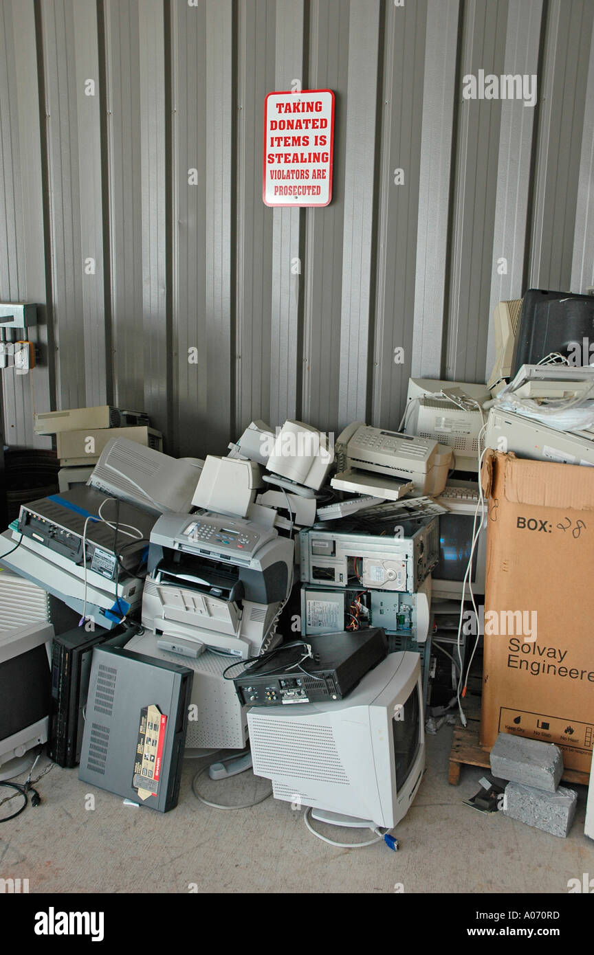 Alte Computer hinter Sparmarkt mit Zeichen, dass nicht stehlen Gegenstände und ein Verbrechen, nach China oder Indien für Strippen für Materialien geschickt werden Stockfoto Alte Computer hinter Sparmarkt mit Zeichen, dass nicht stehlen Gegenstände und ein Verbrechen, nach China oder Indien für Strippen für Materialien geschickt werden Stockfoto