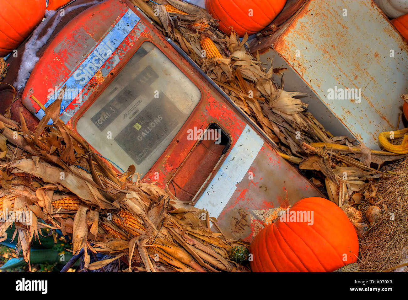 Kürbis-Anzeige. Alten Zapfsäule mit Kürbissen und Maisstauden. Texas Don Despain Wiederaufleben Foto 5687 Stockfoto