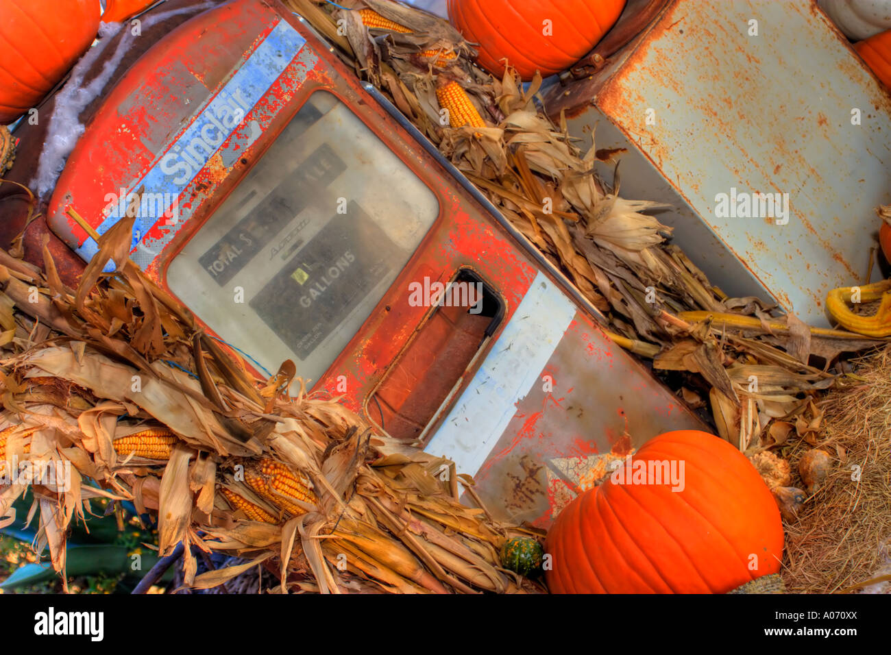 Kürbis-Anzeige. Antike Zapfsäule mit Maisstroh und Kürbisse. Texas Don Despain Wiederaufleben Foto 5687 Stockfoto