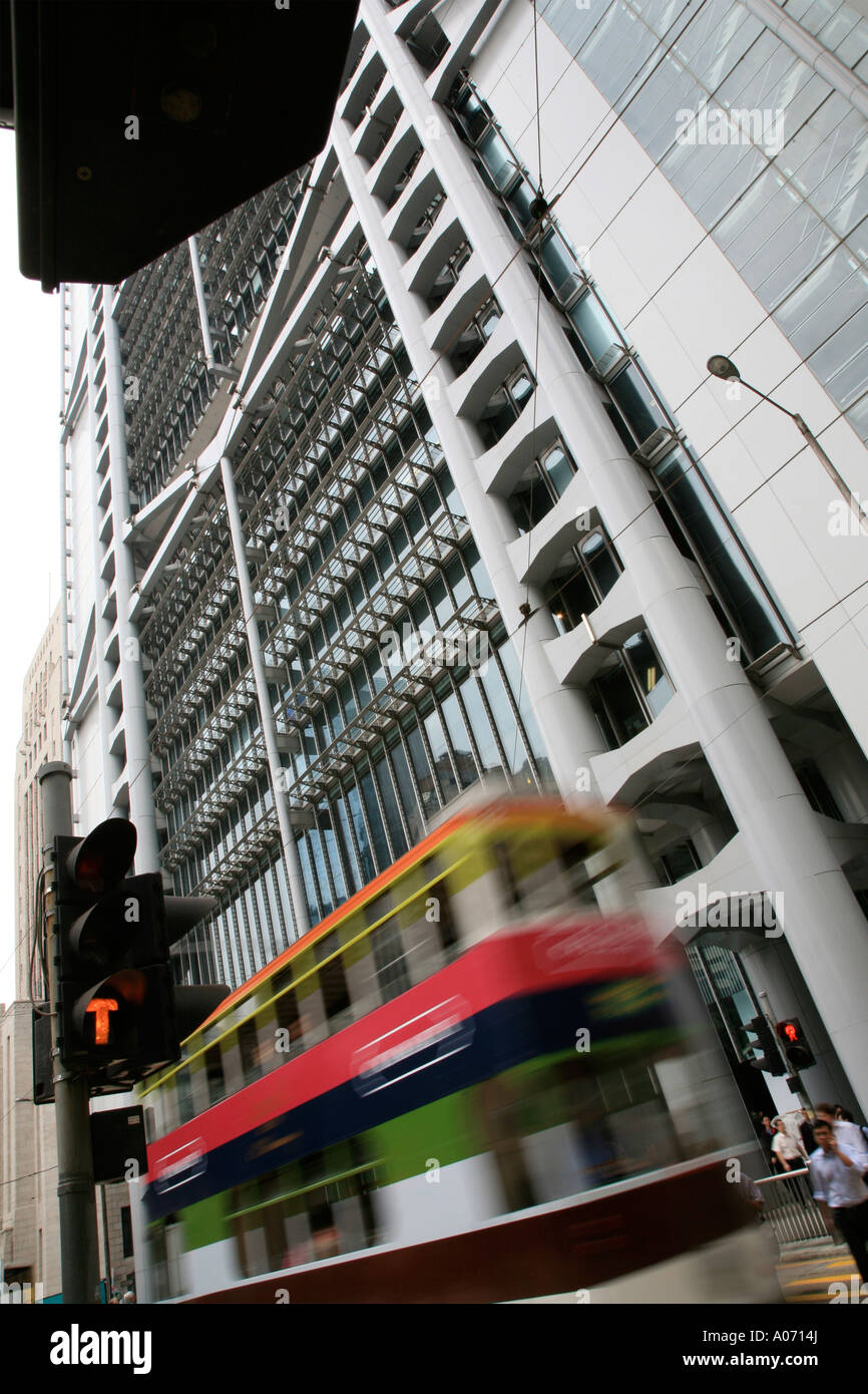 grafischen Schuss von unscharfen bewegten Straßenbahn, vorbei an der Hong Kong und shanghai Bankgebäude in Hong Kong zentralen Bezirk Fernost Asien Stockfoto
