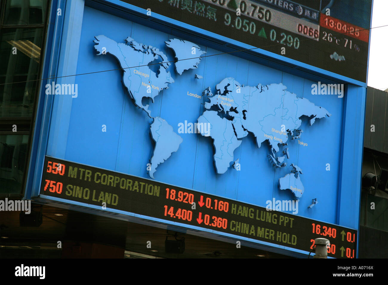 Finanzgeschäfte Bericht über großen externen Monitor in Hong Kong inzwischen zentraler Geschäftsbezirk Stockfoto