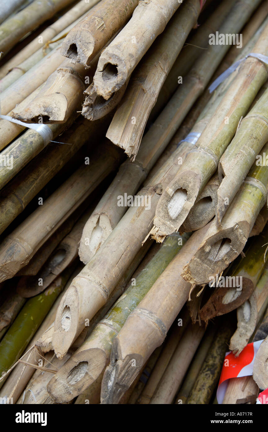 Bambus-Stangen und Kopfschutz Helm für Hong Kong Gerüste verwendet Stockfoto