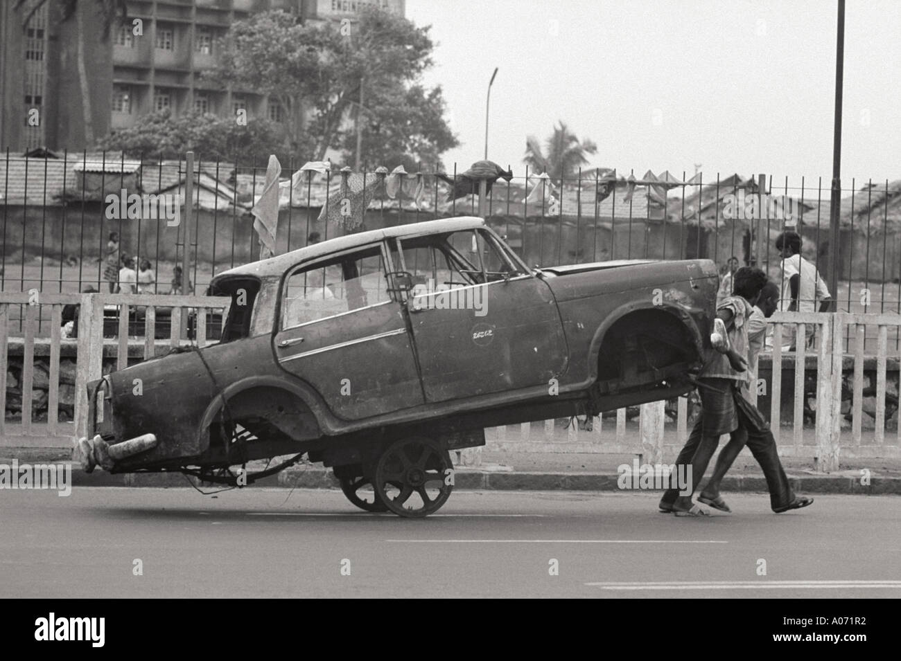 Auto auf Handkarren in Bombay Mumbai, Indien Stockfoto