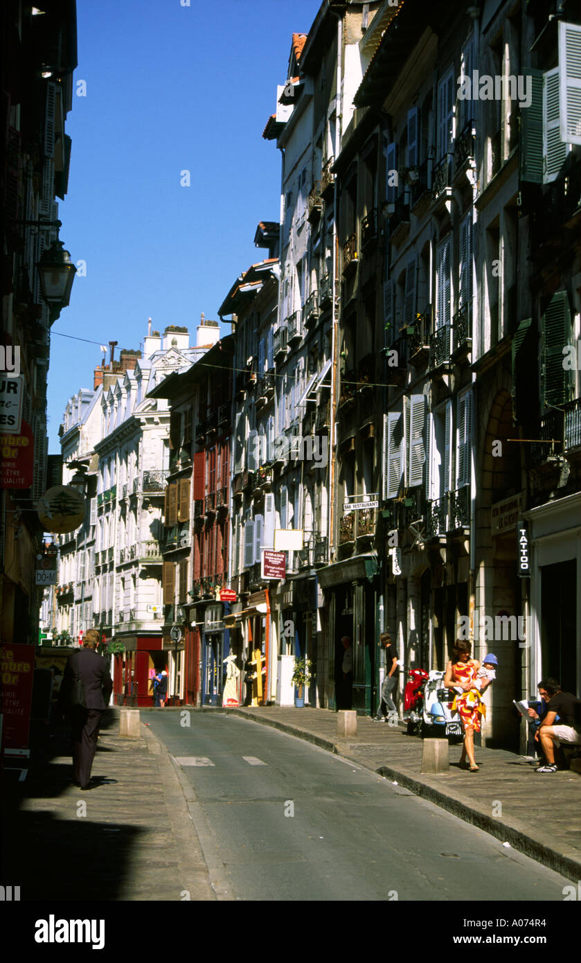 Typische Straße in der Altstadt von Bayonne Stockfoto